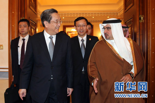 11月6日，正在巴林進(jìn)行正式友好訪問(wèn)的全國(guó)政協(xié)主席俞正聲在麥納麥會(huì)見(jiàn)巴林王儲(chǔ)薩勒曼。 新華社記者劉衛(wèi)兵攝