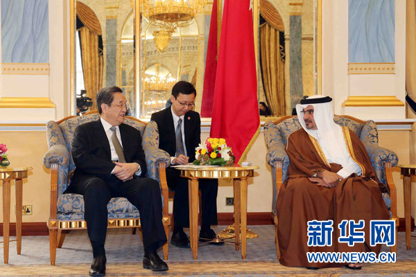 11月6日，正在巴林進(jìn)行正式友好訪問(wèn)的全國(guó)政協(xié)主席俞正聲在麥納麥會(huì)見(jiàn)巴林王儲(chǔ)薩勒曼。 新華社記者劉衛(wèi)兵攝