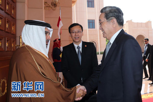 11月6日，正在巴林進(jìn)行正式友好訪問(wèn)的全國(guó)政協(xié)主席俞正聲在麥納麥會(huì)見(jiàn)巴林王儲(chǔ)薩勒曼。 新華社記者劉衛(wèi)兵攝