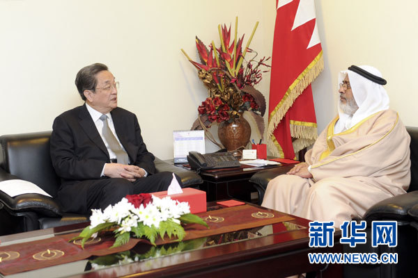 11月6日，正在巴林進(jìn)行正式友好訪問(wèn)的全國(guó)政協(xié)主席俞正聲在麥納麥會(huì)見(jiàn)巴林國(guó)民議會(huì)議長(zhǎng)兼眾議長(zhǎng)扎赫拉尼。 新華社記者 張鐸 攝