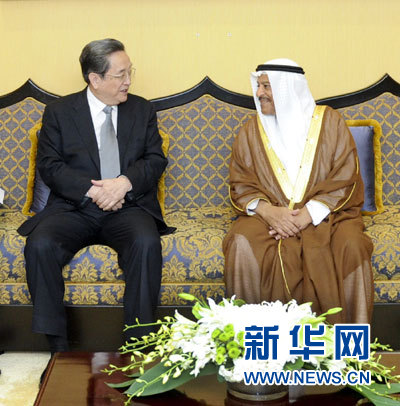 11月6日，正在巴林進(jìn)行正式友好訪問(wèn)的全國(guó)政協(xié)主席俞正聲在麥納麥與巴林協(xié)商會(huì)議主席阿里舉行會(huì)談。 新華社記者 張鐸 攝