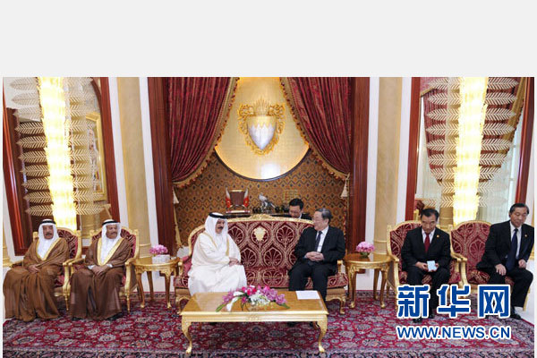 11月6日，正在巴林進(jìn)行正式友好訪問(wèn)的全國(guó)政協(xié)主席俞正聲在麥納麥會(huì)見(jiàn)巴林國(guó)王哈馬德。 新華社記者 張鐸 攝