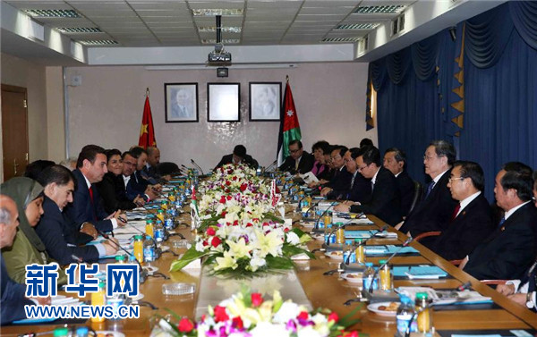  11月9日，正在約旦進(jìn)行正式友好訪問的全國政協(xié)主席俞正聲在安曼會見約旦眾議院代議長薩法迪。 新華社記者 劉衛(wèi)兵 攝 