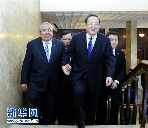 11月9日，正在約旦進(jìn)行正式友好訪問的全國政協(xié)主席俞正聲在安曼與約旦參議長拉瓦比德進(jìn)行會談。這是會談前，俞正聲與拉瓦比德攜手步入會場。新華社記者 張鐸 攝 
