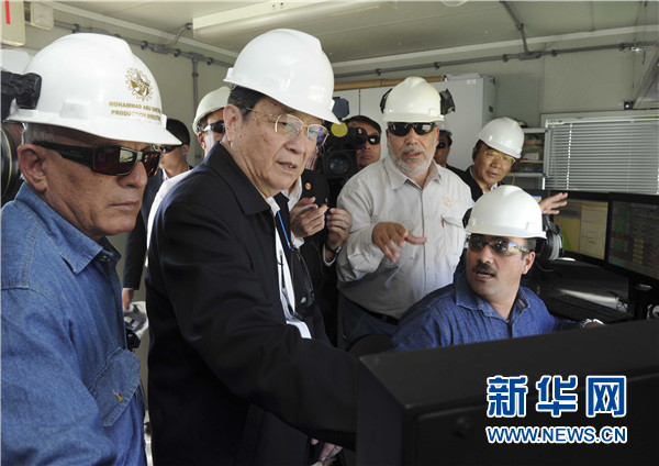 11月8日，正在約旦進(jìn)行正式友好訪問的全國政協(xié)主席俞正聲在安曼參觀阿拉伯鉀肥公司。這是俞正聲在采鹽船上仔細(xì)詢問開采情況。 新華社記者 張鐸 攝