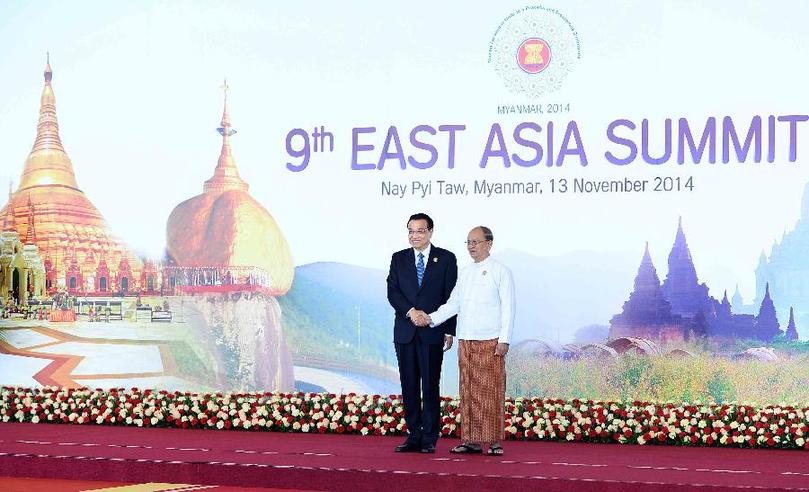 11月13日，中國國務(wù)院總理李克強(qiáng)在內(nèi)比都出席第九屆東亞峰會并發(fā)言。這是峰會開始前，東盟輪值主席國緬甸聯(lián)邦共和國總統(tǒng)吳登盛迎接李克強(qiáng)總理。新華社記者 李濤 攝 