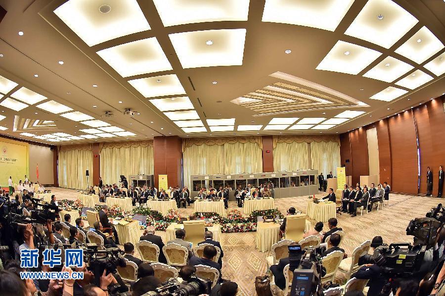 11月13日，中國(guó)國(guó)務(wù)院總理李克強(qiáng)在緬甸內(nèi)比都出席第17次中國(guó)－東盟（10+1）領(lǐng)導(dǎo)人會(huì)議。 新華社記者 李濤 攝