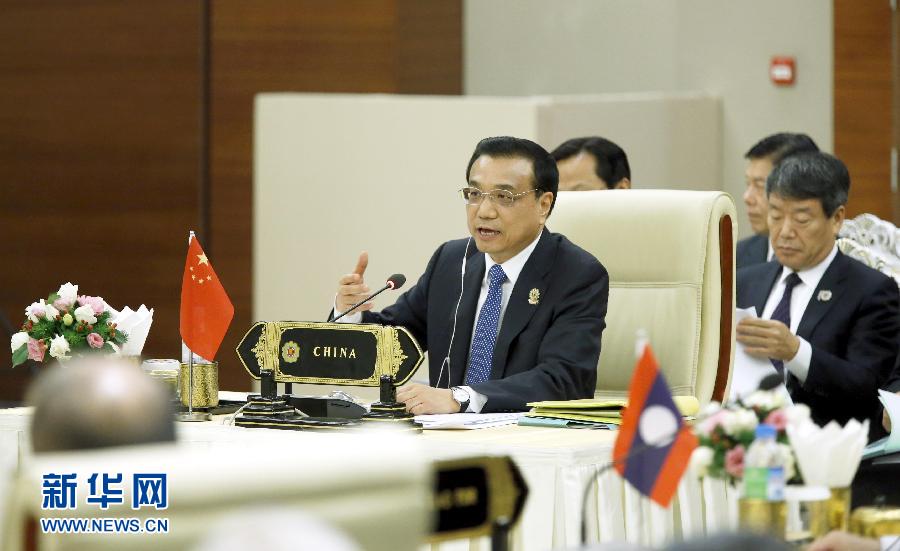 11月13日，中國(guó)國(guó)務(wù)院總理李克強(qiáng)在緬甸內(nèi)比都出席第17次中國(guó)－東盟（10+1）領(lǐng)導(dǎo)人會(huì)議。這是李克強(qiáng)在會(huì)上講話。 新華社記者 鞠鵬 攝