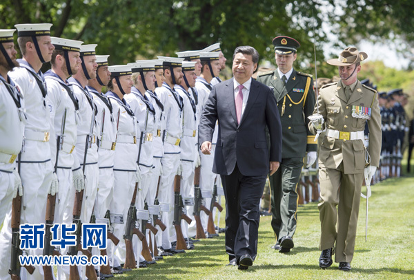 11月17日，中國(guó)國(guó)家主席習(xí)近平在堪培拉會(huì)見澳大利亞總督科斯格羅夫。會(huì)見前，科斯格羅夫在總督府草坪為習(xí)近平舉行隆重歡迎儀式。新華社記者謝環(huán)馳 攝 