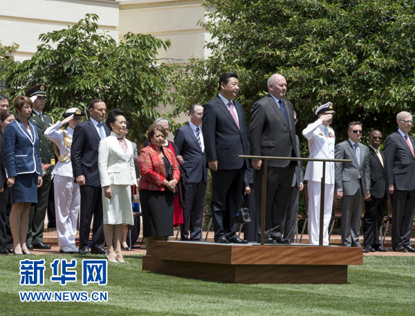 11月17日，中國(guó)國(guó)家主席習(xí)近平在堪培拉會(huì)見澳大利亞總督科斯格羅夫。會(huì)見前，科斯格羅夫在總督府草坪為習(xí)近平舉行隆重歡迎儀式。習(xí)近平和夫人彭麗媛抵達(dá)時(shí)，受到科斯格羅夫總督夫婦熱情迎接。新華社記者李學(xué)仁 攝 