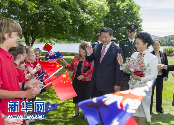 11月17日，中國(guó)國(guó)家主席習(xí)近平在堪培拉會(huì)見澳大利亞總督科斯格羅夫。會(huì)見前，科斯格羅夫在總督府草坪為習(xí)近平舉行隆重歡迎儀式。習(xí)近平和夫人彭麗媛抵達(dá)時(shí)，受到科斯格羅夫總督夫婦熱情迎接。新華社記者謝環(huán)馳 攝 