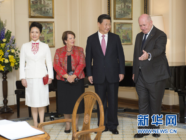 11月17日，中國(guó)國(guó)家主席習(xí)近平在堪培拉會(huì)見澳大利亞總督科斯格羅夫。會(huì)見前，科斯格羅夫在總督府草坪為習(xí)近平舉行隆重歡迎儀式。習(xí)近平和夫人彭麗媛抵達(dá)時(shí)，受到科斯格羅夫總督夫婦熱情迎接。新華社記者黃敬文 攝 