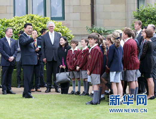 11月18日，國家主席習(xí)近平在澳大利亞塔斯馬尼亞州與朗塞斯頓市斯科奇－歐克伯恩小學(xué)的小學(xué)生共同植樹。新華社記者 姚大偉 攝