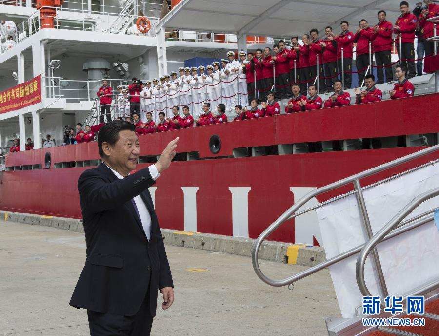 11月18日，正在澳大利亞塔斯馬尼亞州首府霍巴特訪問的中國國家主席習近平在澳大利亞總理阿博特陪同下參觀南極科考項目并慰問兩國科考人員。這是習近平在霍巴特港看望正在這里補給的&ldquo;雪龍&rdquo;號全體科考人員。新華社記者李學仁攝 