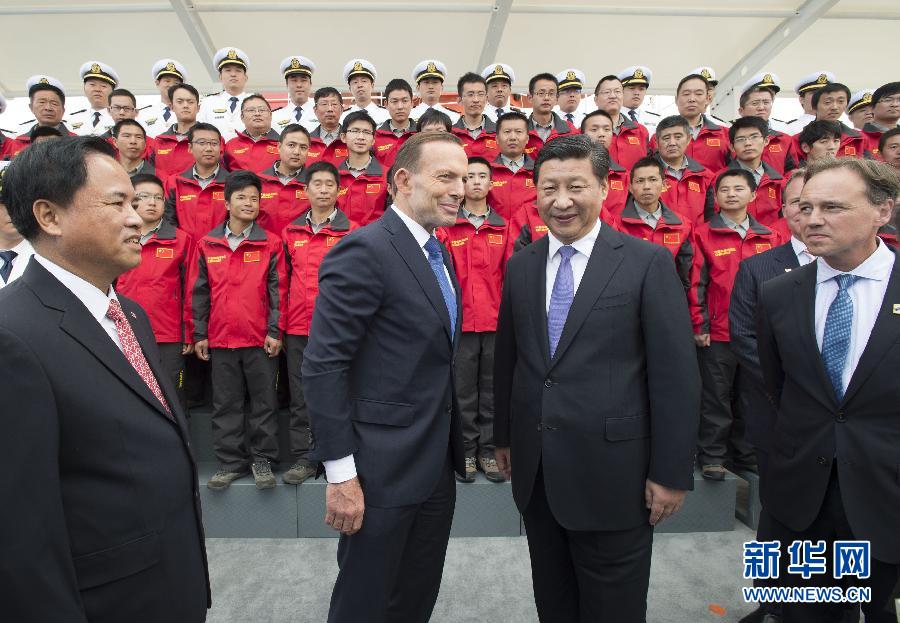 11月18日，正在澳大利亞塔斯馬尼亞州首府霍巴特訪問的中國國家主席習近平在澳大利亞總理阿博特陪同下參觀南極科考項目并慰問兩國科考人員。新華社記者李學仁攝 