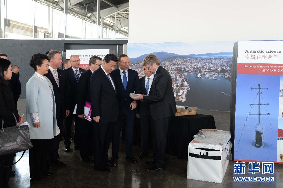 這是習近平和阿博特觀看采集的冰樣。新華社記者 馬占成 攝 