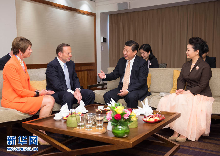 11月19日，國家主席習(xí)近平結(jié)束對澳大利亞的國事訪問。離開悉尼前，澳大利亞總理阿博特夫婦專門到習(xí)近平下榻飯店同習(xí)近平和夫人彭麗媛親切話別。新華社記者 黃敬文 攝