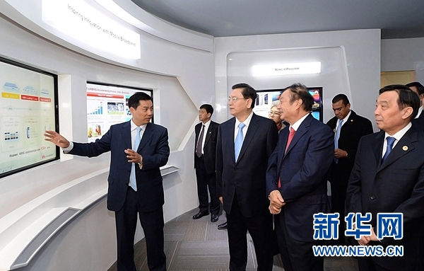 11月26日，正在墨西哥進行正式友好訪問的全國人大常委會委員長張德江在墨西哥城視察華為公司拉美北地區(qū)部。 新華社記者劉建生攝