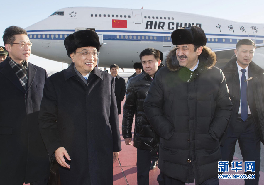  12月14日，應(yīng)哈薩克斯坦共和國總理馬西莫夫邀請，國務(wù)院總理李克強(qiáng)乘專機(jī)抵達(dá)阿斯塔納國際機(jī)場，開始對哈薩克斯坦進(jìn)行正式訪問，舉行中哈總理第二次定期會晤，并出席上海合作組織成員國政府首腦理事會第十三次會議。這是馬西莫夫到機(jī)場迎接李克強(qiáng)。新華社記者 黃敬文 攝 
