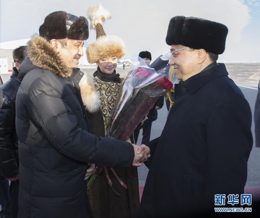 12月14日，應(yīng)哈薩克斯坦共和國總理馬西莫夫邀請，國務(wù)院總理李克強(qiáng)乘專機(jī)抵達(dá)阿斯塔納國際機(jī)場，開始對哈薩克斯坦進(jìn)行正式訪問，舉行中哈總理第二次定期會晤，并出席上海合作組織成員國政府首腦理事會第十三次會議。這是馬西莫夫到機(jī)場迎接李克強(qiáng)。新華社記者 黃敬文 攝