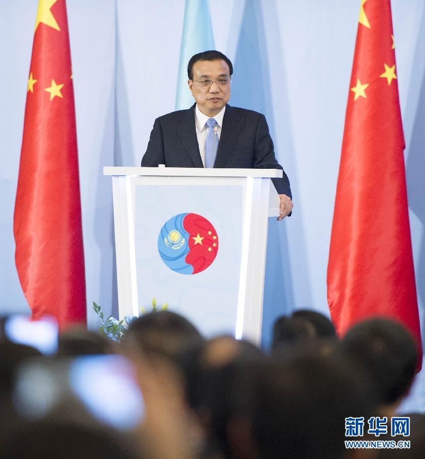  12月14日，國務(wù)院總理李克強(qiáng)在阿斯塔納同哈薩克斯坦總理馬西莫夫共同出席中哈企業(yè)家委員會第二次會議。這是李克強(qiáng)總理在會議上致辭。新華社記者 黃敬文 攝 