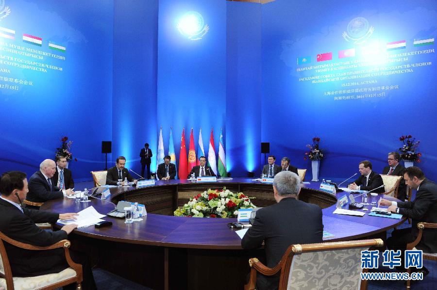 12月15日，中國(guó)國(guó)務(wù)院總理李克強(qiáng)在阿斯塔納出席上海合作組織成員國(guó)政府首腦理事會(huì)第十三次會(huì)議。 新華社記者 饒愛(ài)民 攝 