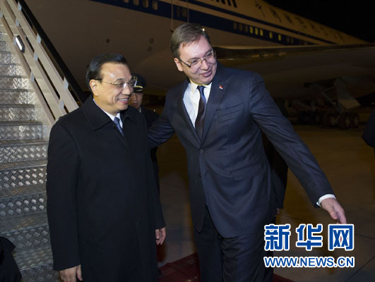 12月15日，國(guó)務(wù)院總理李克強(qiáng)抵達(dá)貝爾格萊德，出席中國(guó)－中東歐國(guó)家領(lǐng)導(dǎo)人會(huì)晤并正式訪問(wèn)塞爾維亞，塞爾維亞總理武契奇到機(jī)場(chǎng)迎接。新華社記者 黃敬文 攝