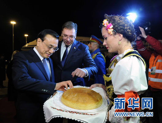 12月15日，國(guó)務(wù)院總理李克強(qiáng)抵達(dá)貝爾格萊德，出席中國(guó)－中東歐國(guó)家領(lǐng)導(dǎo)人會(huì)晤并正式訪問(wèn)塞爾維亞，塞爾維亞總理武契奇到機(jī)場(chǎng)迎接。新華社記者 饒愛(ài)民 攝