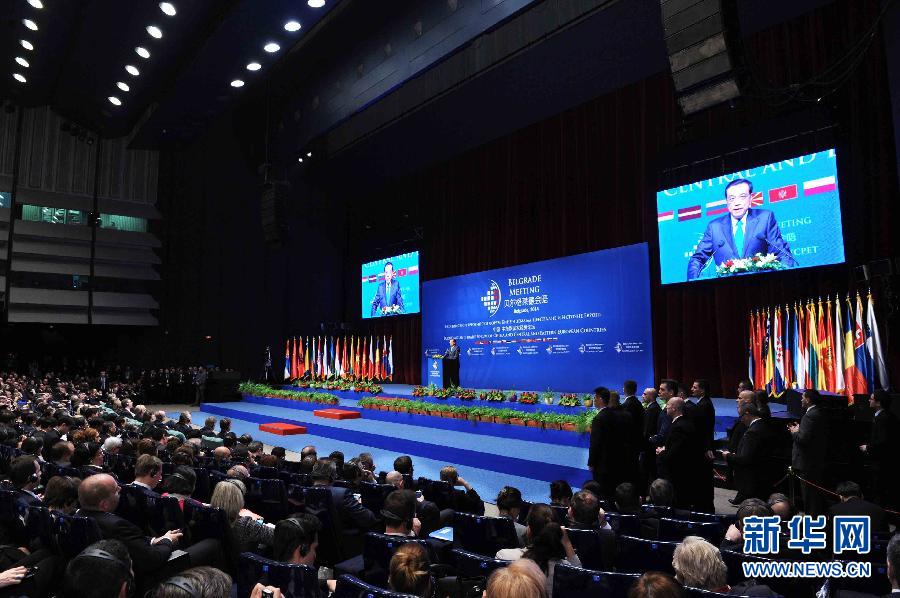 12月16日，國務院總理李克強在貝爾格萊德與中東歐國家領導人共同出席中國－中東歐國家第四屆經貿論壇開幕式并致辭。 新華社記者 饒愛民攝 