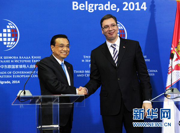 12月16日，國務(wù)院總理李克強(qiáng)在貝爾格萊德出席第三次中國-中東歐國家領(lǐng)導(dǎo)人會晤后，與塞爾維亞總理武契奇共同會見記者。 新華社記者饒愛民 攝