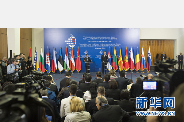 12月16日，國務(wù)院總理李克強(qiáng)在貝爾格萊德出席第三次中國-中東歐國家領(lǐng)導(dǎo)人會晤后，與塞爾維亞總理武契奇共同會見記者。 新華社記者黃敬文 攝