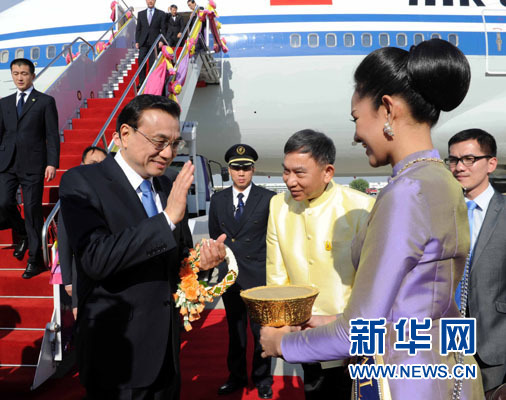 12月19日，中國國務院總理李克強抵達曼谷，出席大湄公河次區(qū)域經(jīng)濟合作領導人第五次會議。新華社記者饒愛民攝