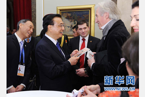 12月18日，中國國務(wù)院總理李克強在貝爾格萊德市政廳接受&ldquo;貝爾格萊德榮譽市民&rdquo;證書，塞爾維亞總理武契奇陪同出席。隨后，李克強同塞各界知名人士親切會見并互動交流。這是李克強同電影《瓦爾特保衛(wèi)薩拉熱窩》的演員薩馬爾季奇親切交談。新華社記者 饒愛民 攝