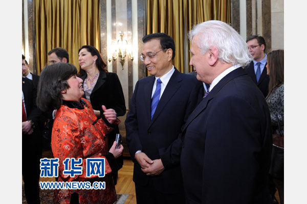12月18日，中國國務(wù)院總理李克強在貝爾格萊德市政廳接受&ldquo;貝爾格萊德榮譽市民&rdquo;證書，塞爾維亞總理武契奇陪同出席。隨后，李克強同塞各界知名人士親切會見并互動交流。這是李克強同漢學(xué)家波普&mdash;采尼奇夫婦親切交談。新華社記者 饒愛民 攝