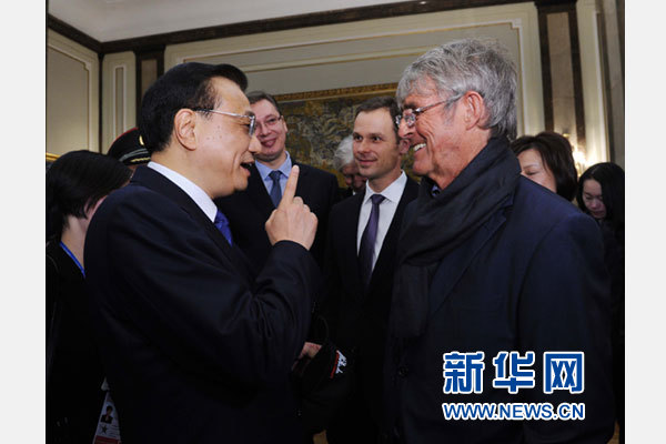 12月18日，中國國務(wù)院總理李克強在貝爾格萊德市政廳接受&ldquo;貝爾格萊德榮譽市民&rdquo;證書，塞爾維亞總理武契奇陪同出席。隨后，李克強同塞各界知名人士親切會見并互動交流。這是李克強同著名足球教練米盧蒂諾維奇親切交談。新華社記者 饒愛民 攝