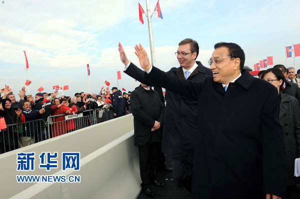 12月18日，中國國務(wù)院總理李克強(qiáng)在貝爾格萊德同塞爾維亞總理武契奇共同出席貝爾格萊德跨多瑙河大橋竣工儀式。這是李克強(qiáng)與武契奇在儀式現(xiàn)場向塞爾維亞群眾揮手致意。新華社記者 饒愛民 攝