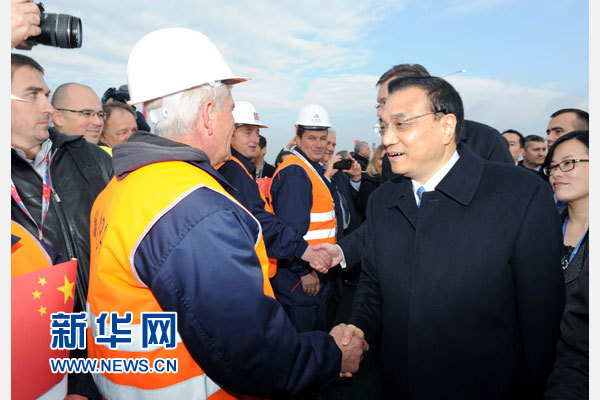 12月18日，中國國務(wù)院總理李克強(qiáng)在貝爾格萊德同塞爾維亞總理武契奇共同出席貝爾格萊德跨多瑙河大橋竣工儀式。這是李克強(qiáng)同大橋建設(shè)者親切交流。新華社記者 饒愛民 攝