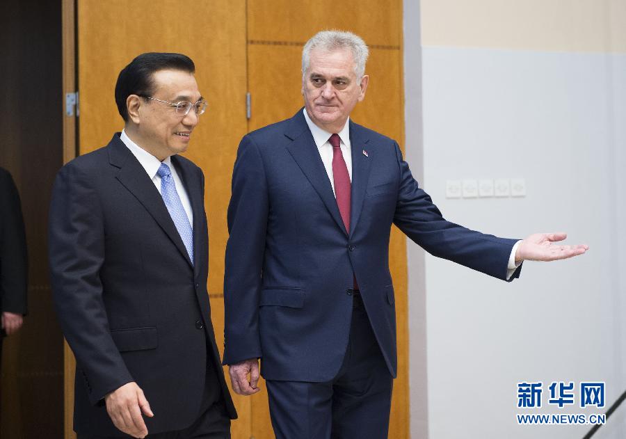 12月18日，國務(wù)院總理李克強(qiáng)在貝爾格萊德會見塞爾維亞總統(tǒng)尼科利奇。 新華社記者 黃敬文 攝 