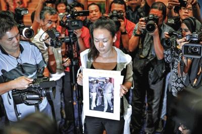 1月29日，在得知即將召開有關(guān)MH370的發(fā)布會后，一些乘客家屬成員到場。