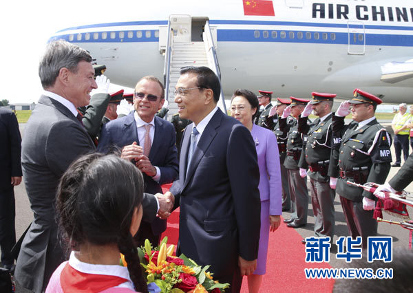 當?shù)貢r間6月28日下午，經(jīng)中歐雙方商定，國務(wù)院總理李克強乘專機抵達比利時首都布魯塞爾，出席第十七次中國歐盟領(lǐng)導人會晤。李克強總理夫人程虹同機抵達。歐盟和比利時政府高級官員到阿貝拉格機場迎接。新華社記者 龐興雷 攝 