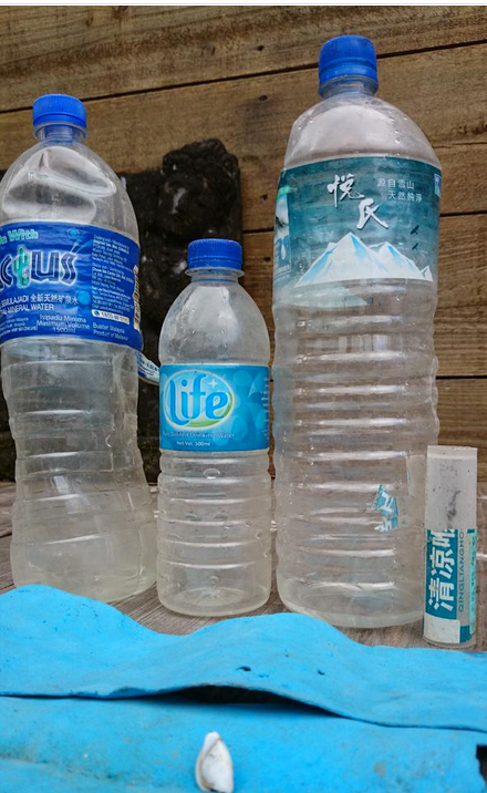 MH370之謎新證據(jù)？留尼汪島現(xiàn)兩馬來礦泉水瓶 一中國藥膏