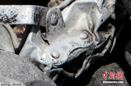 圖為疑似飛機(jī)金屬殘片上刻有中文&ldquo;宜興&rdquo;兩字。