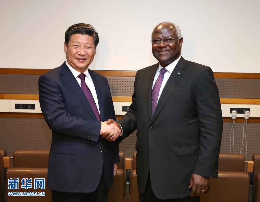 9月27日，國家主席習近平在紐約會見塞拉利昂總統(tǒng)科羅馬。新華社記者 龐興雷 攝 