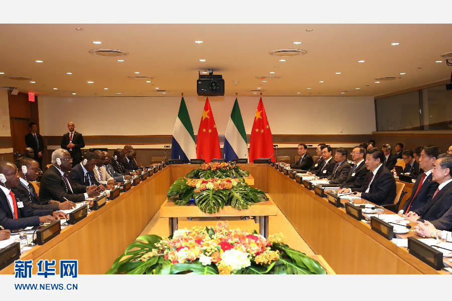 9月27日，國家主席習近平在紐約會見塞拉利昂總統(tǒng)科羅馬。新華社記者 龐興雷 攝