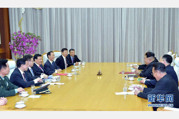 10月9日，中共中央政治局常委、中央書記處書記劉云山在平壤百花園迎賓館會見朝鮮勞動黨第一書記金正恩。 新華社記者 李濤 攝 