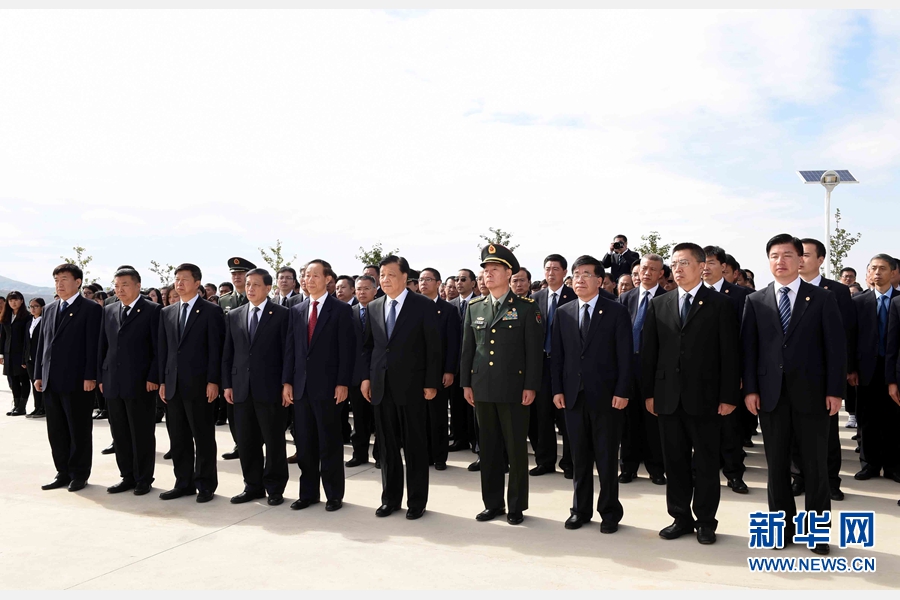 10月11日，中共中央政治局常委、中央書記處書記劉云山專程趕赴安州祭掃中國人民志愿軍烈士陵園，向中國人民志愿軍烈士敬獻(xiàn)花籃并默哀。 新華社記者 饒愛民 攝