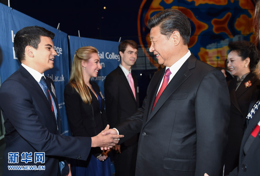 10月21日，國家主席習近平在倫敦參觀帝國理工學院。 新華社記者謝環(huán)馳 攝