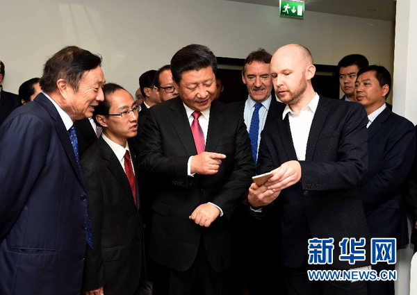 10月21日，國家主席習(xí)近平在倫敦參觀華為英國公司。 新華社記者 饒愛民 攝