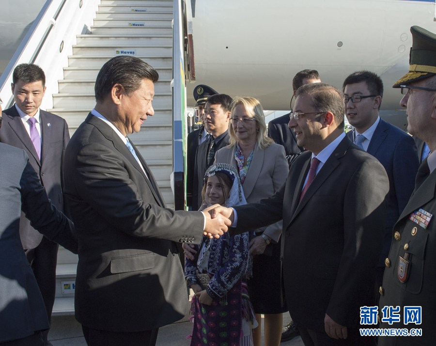  11月14日，國家主席習(xí)近平抵達(dá)土耳其安塔利亞，應(yīng)土耳其共和國總統(tǒng)埃爾多安邀請，出席二十國集團(tuán)領(lǐng)導(dǎo)人第十次峰會。土耳其高級官員到機(jī)場迎接習(xí)近平主席一行。新華社記者 李學(xué)仁 攝 