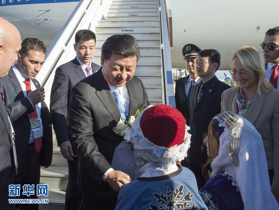 11月14日，國家主席習(xí)近平抵達(dá)土耳其安塔利亞，應(yīng)土耳其共和國總統(tǒng)埃爾多安邀請，出席二十國集團(tuán)領(lǐng)導(dǎo)人第十次峰會。這是土耳其兒童向習(xí)近平主席獻(xiàn)花。新華社記者 李學(xué)仁 攝 